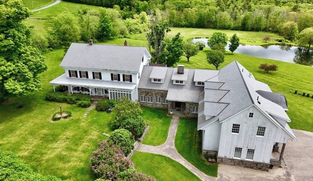 Spacious 6-bedroom farmhouse in peaceful with additional barn/Stephentown withAC in Stephentown