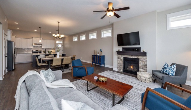 Spacious and clean 4-bedroom townhome in Urbandale with fitness room, WiFi in Urbandale