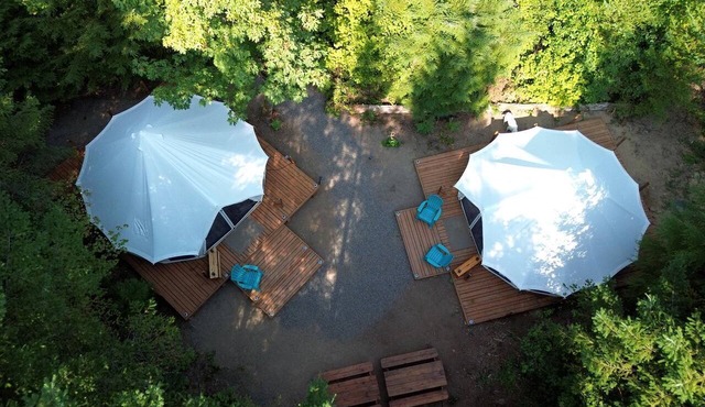Spacious Dual Bell Tent Glamping Retreat with Forest Deck near Carson, Washington in Carson