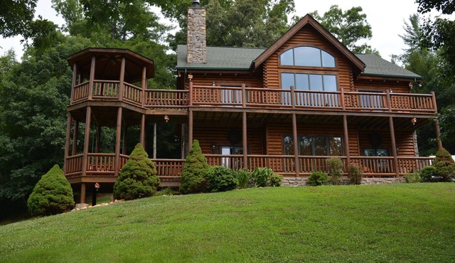 SPACIOUS FAMILY RETREAT NEAR ALL THE FUN! STUNNING VIEW, EASY ACCESS. in Sevierville