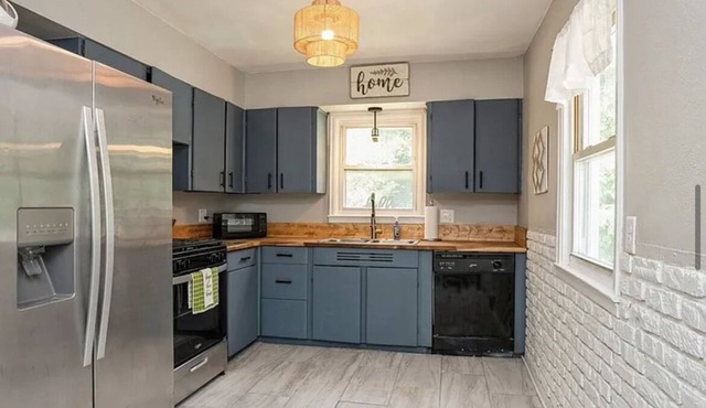 Spacious house sleeps 12 in Des Moines, pet & family friendly in Des Moines