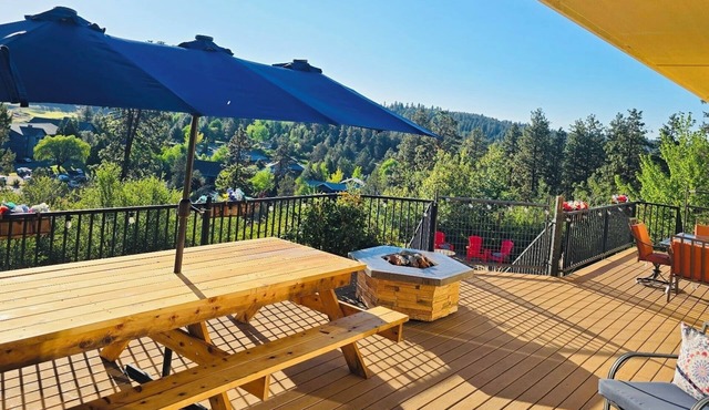 Spacious house with stunning views @ Running Y in Klamath Falls