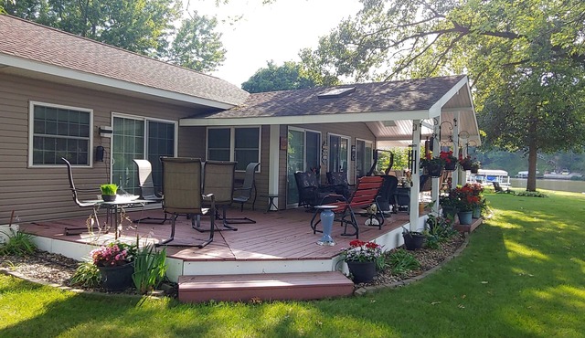 Spacious Lakefront Retreat. 3 Bedroom, 2 Bath Ranch Home 30 ft from the water. in Delhi