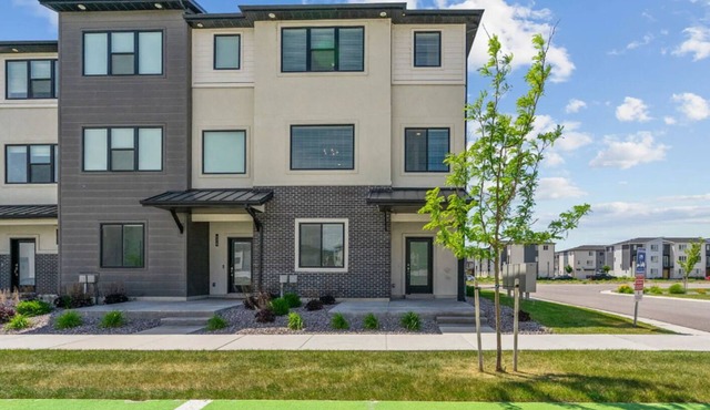 Spacious, modern 4-bedroom townhome with AC in beautiful American Fork in American Fork