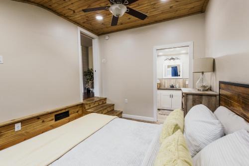 Spacious & Updated MQT Home - HotTub - Backyard in Marquette