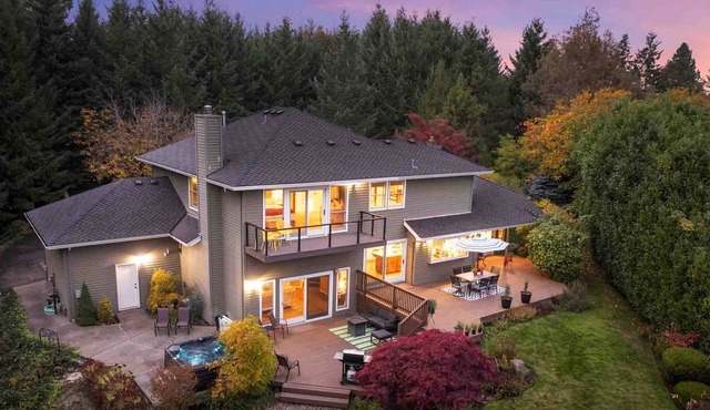 Spectacular Private Retreat on Five Acres, Huge Deck, Hot Tub w/Views, Game Room, Close to Portland in Beaverton
