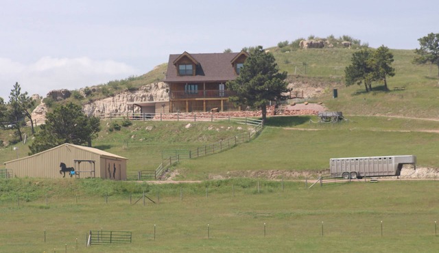 Spectacular views from beautiful, spacious log cabin in Nebraska National Forest in Chadron