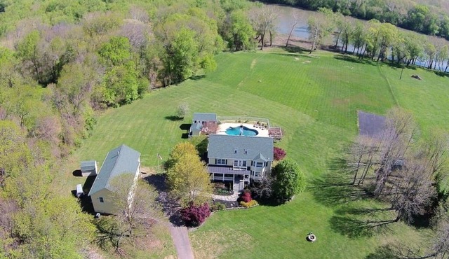 Spectacular Views & Serene Surroundings: Your Perfect Getaway in Leesburg