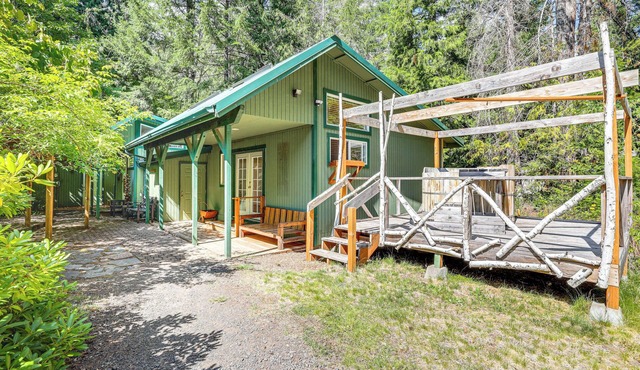 Spring-Fed Soaking Tub! Lush Central Oregon Haven in McKenzie Bridge