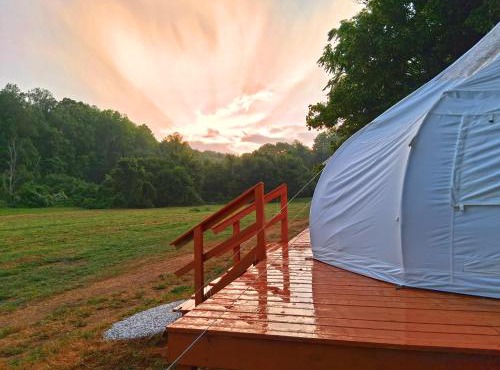 Starlit Riverfront Glamping Suite AC, WiFi, Games in Fredericksburg