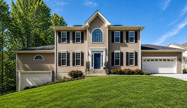 Stellar lakefront oasis with kayaks, SUP, firepits, dock, & games - dog-friendly in Mineral