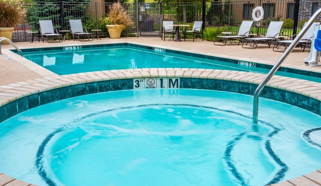 Studio | Free Breakfast. Outdoor Pool & Hot Tub in Independence