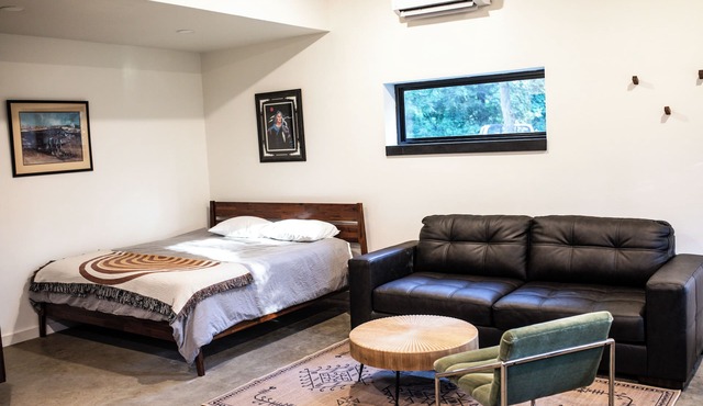 Studio Z - modern space 2mi from Choctaw Casino in Calera