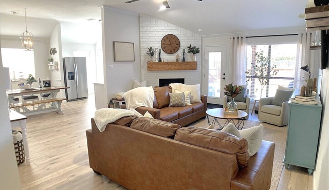 Stunning and Stylish Family Retreat w/Hot Tub, Fire Pit, Kids Room + Game Room in Allen