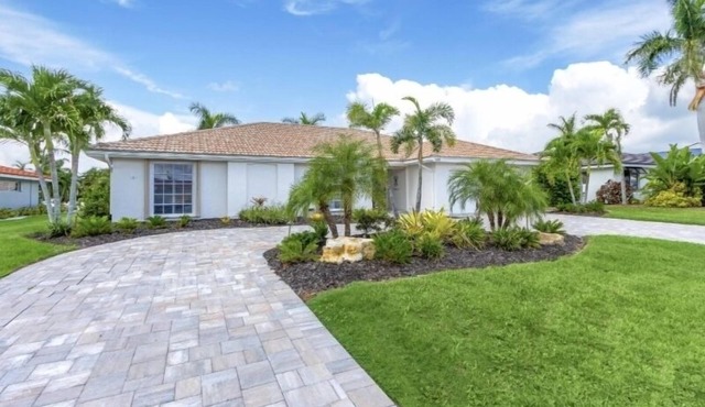 STUNNING! LUXURY WATERFRONT HOME - HEATED POOL- Close to Harbor/Fish Village in Punta Gorda