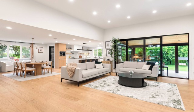 Stunning Modern Oasis…Swim Spa ,Hot Tub,Sauna in Snohomish