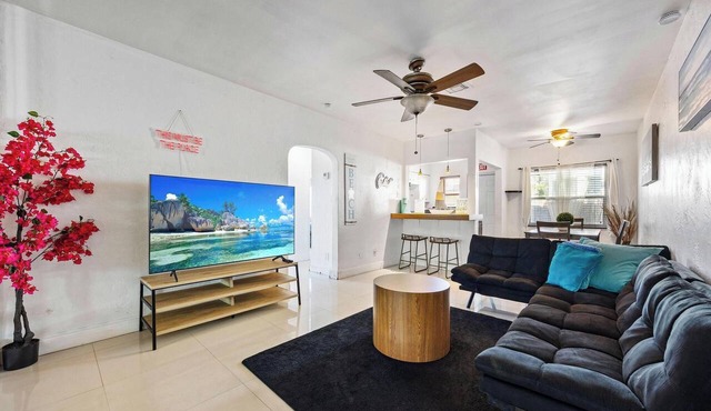 Stunning Waterfront Home; 1 min walk to Beach in Hollywood