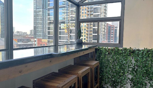 Stylish DT Views at Stampede w Free Parking and AC in Calgary