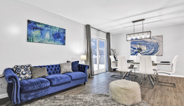 ♦Stylish Home♦Corner Lot♦Full Kitchen♦Backyard♦10min→DT♦Google Fiber♦ in Overland Park