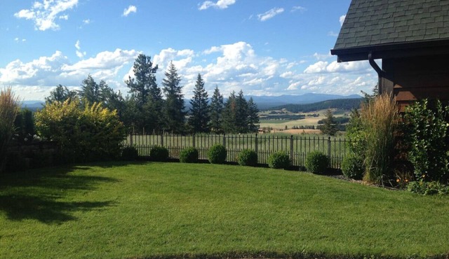 Suite Getaway at Green Bluff w/hot tub, BBQ, private garden and views! in Colbert