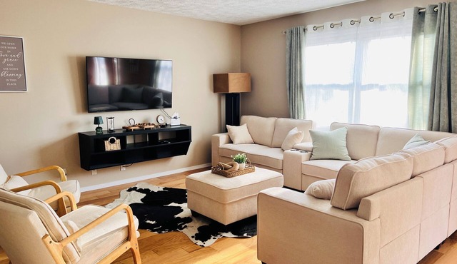 SummerRidge Oasis 4 bedrooms and 1 sleeping couch in Bloomington