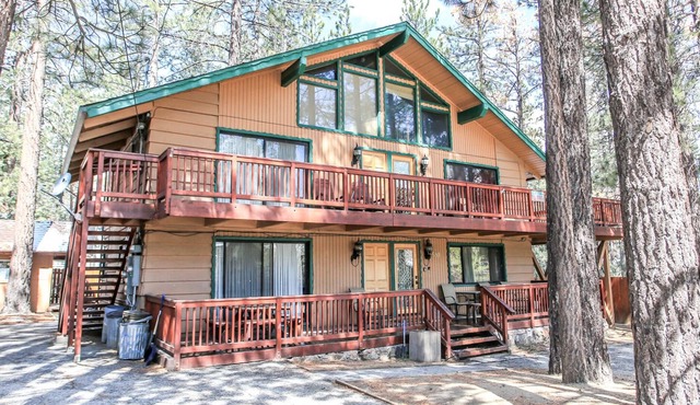 Summit Escape B - Rustic cabin with a hot tub and barbecue! Wood fireplace! Walk to Slopes! in Big Bear Lake