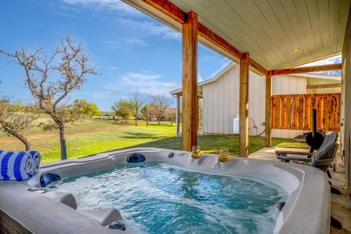Sunflower Cottage with hot tub & VIEWS in Comfort