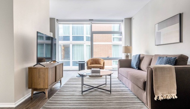 Sunlit Streeterville 1BR w/Pool & Gym, nr Riverwalk, by Blueground in Chicago
