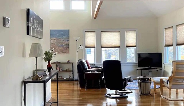 Sunny and spacious 2-BR condo near Hospitals, Universities and Biotechs in Waltham