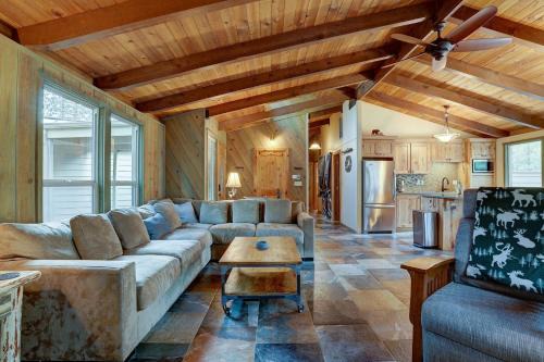 Sunriver Escape Sleeps 8 Pet Friendly SHARC Hot Tub in Bend