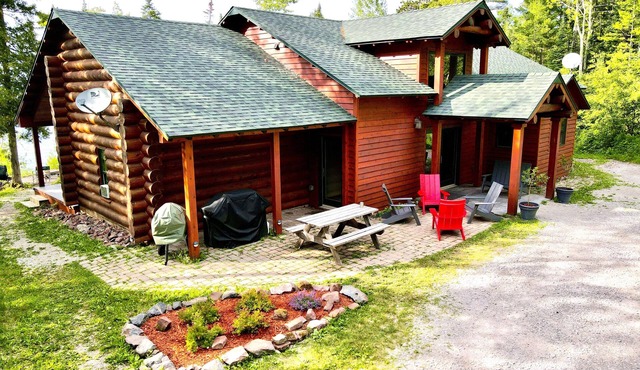 Sunset Bay Lodge. in La Pointe