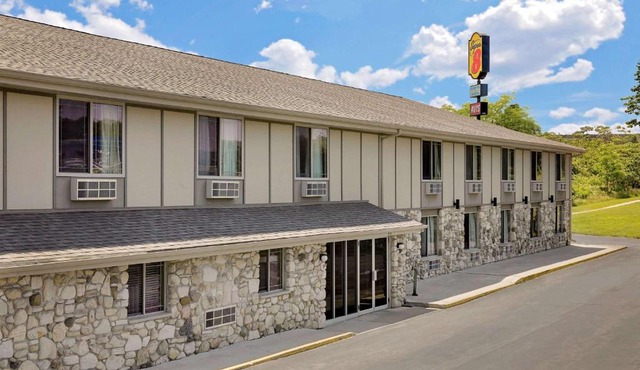 Super 8 by Wyndham Sturgeon Bay in Sturgeon Bay