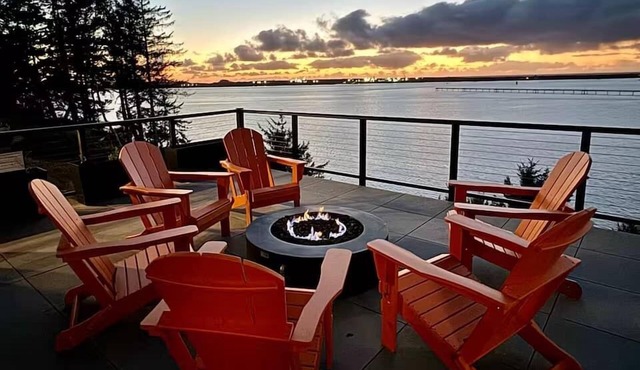 Sweeping Bay Views, Room for all & a Hidden Door in Coos Bay