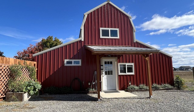 The Barn: Quiet, private, close to town, hot tub & spacious views. in Post Falls