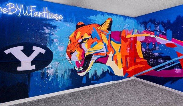 THE BYU Fan House: escape room, sports court, hot tub, game room, fun! in Orem