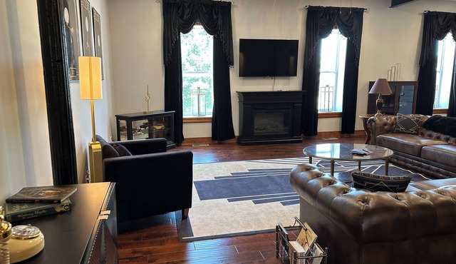 The Charleston Suite - A 2700 sq ft private upstairs suite, sleeps 8-10 people. in Carrollton