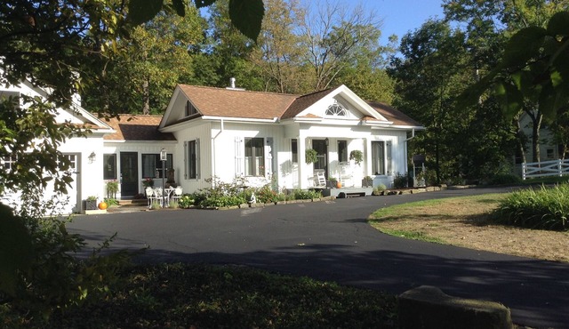 The Coop Farmhouse/A Modern Farmhouse in Willoughby Hills