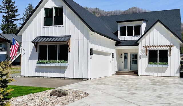 The Lake House at Detroit Lake - Walk to Lake & backyard access to city park! in Detroit