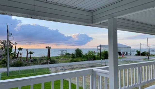 "The Lone Star" Water View House with Balcony. in San Leon