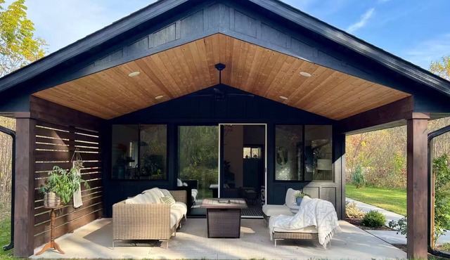 The Nordic Nest- a unique getaway! Close to trails, Menomonie-Stout- 6 miles in Menomonie