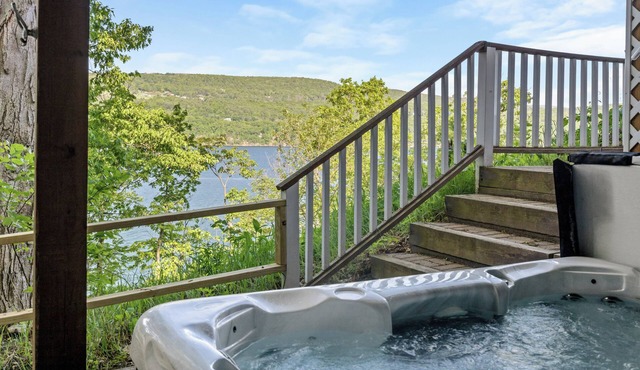 The Overlook: Unforgettable Sunsets | Hot Tub | Sweeping Lake Views in Middlesex