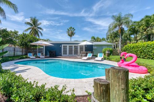 The Pelican Villa Large Pool Firepit! in West Palm Beach