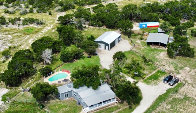 The Porch & Prairie Ranch, Sleeps 20! Peaceful Oasis, Pool, Jacuzzi, Events! in Harper