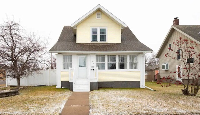 The Sunflower Home- Game Room & Hot Tub! Pet Friendly: Dogs & Cats are welcome! in Superior