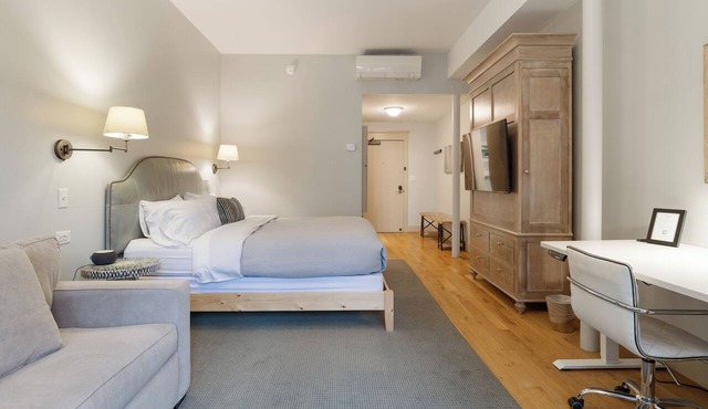 The Townsman: Meriwether Room in Charlottesville