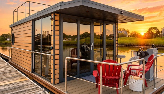 The Ultimate Luxury Coastal Houseboat Experience at Jodoin Marina -Sleeps 4! in East Greenwich