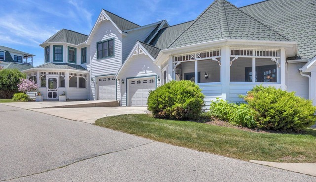 The Victory Lap - Family Friendly Sleeps 10 in Elkhart Lake