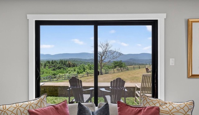 The Vineyard House at 12 Ridges Vineyard, breathtaking views in Raphine