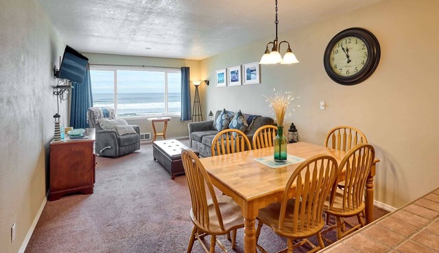 Top Floor Beachfront Suite - Pool and Sauna - Sleeps 4! in Lincoln City