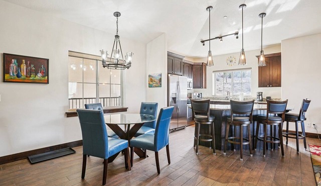 Top Floor Condo! 3BD/2BA Park city ski condo - Sleeps 7 in Park City